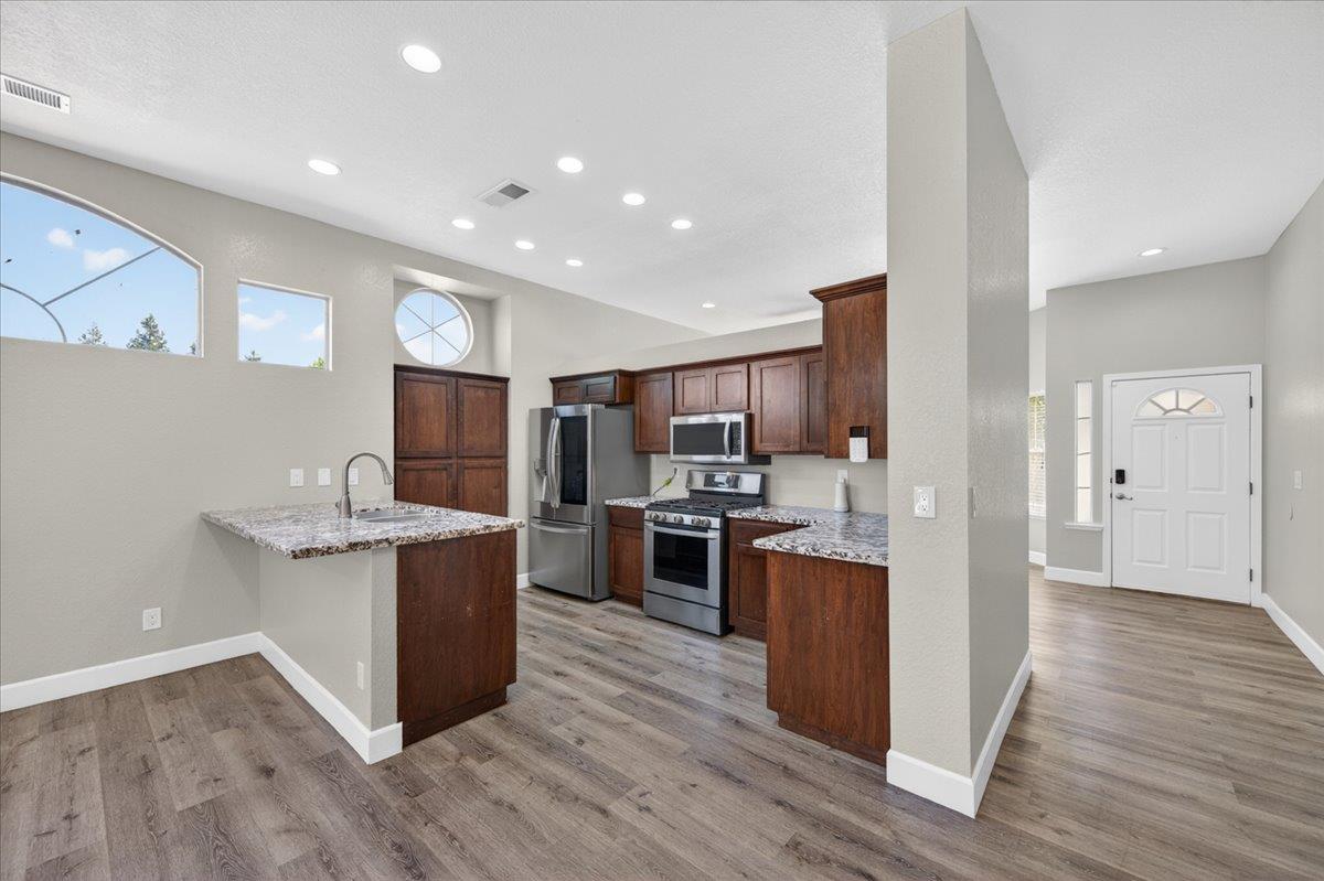 1181 N Matthew Ave, Farmersville, CA 93223