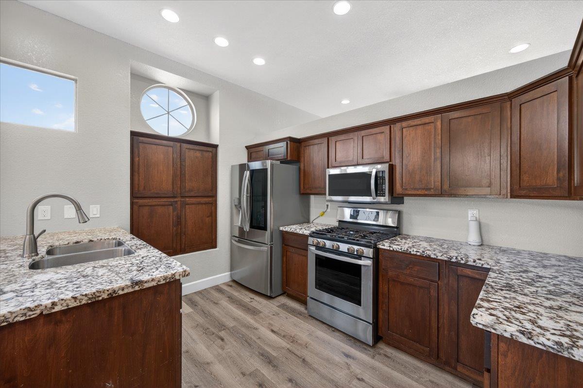 1181 N Matthew Ave, Farmersville, CA 93223