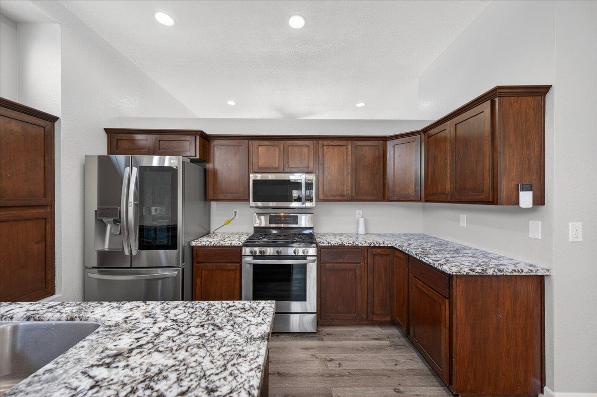 1181 N Matthew Ave, Farmersville, CA 93223