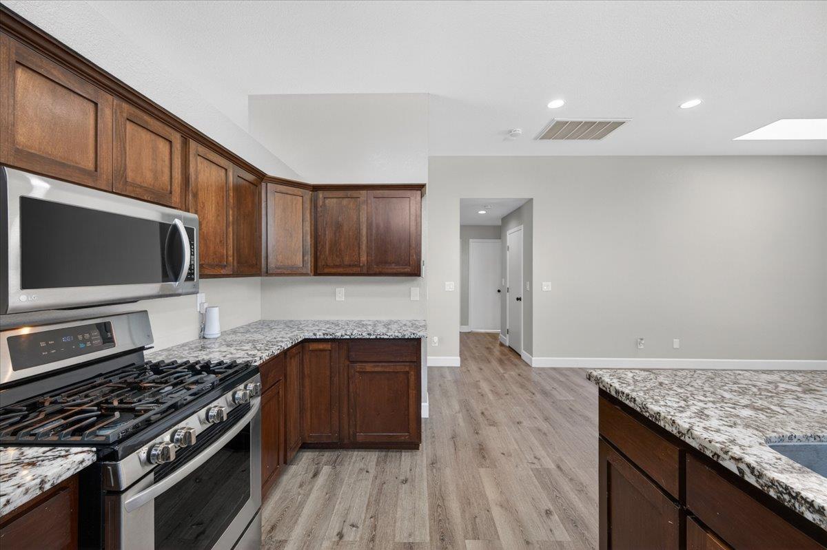 1181 N Matthew Ave, Farmersville, CA 93223