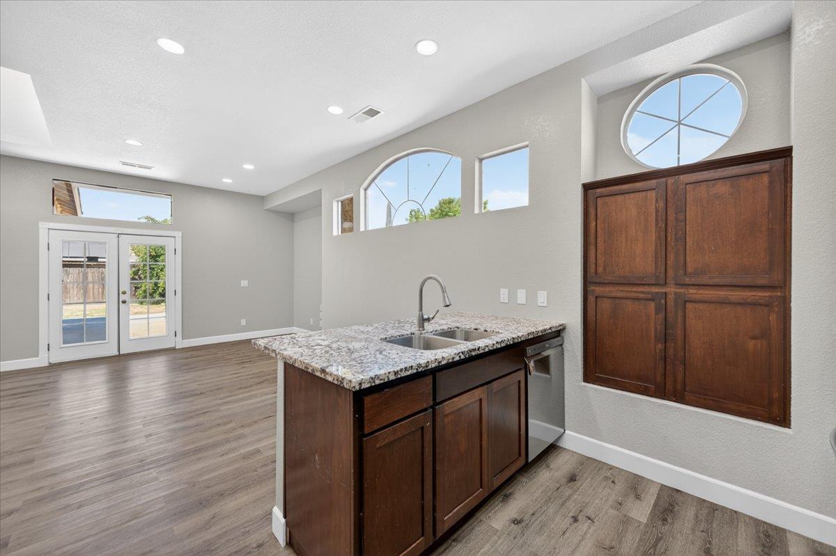 1181 N Matthew Ave, Farmersville, CA 93223
