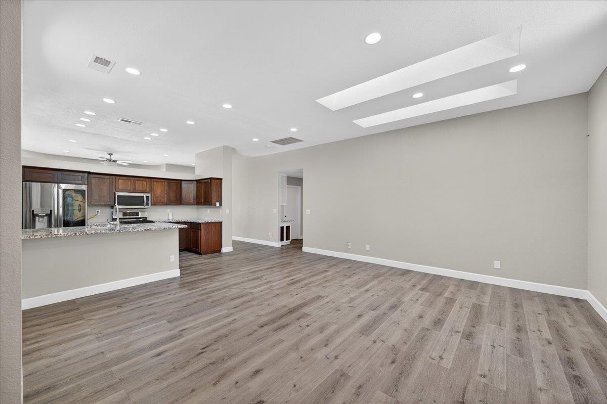 1181 N Matthew Ave, Farmersville, CA 93223