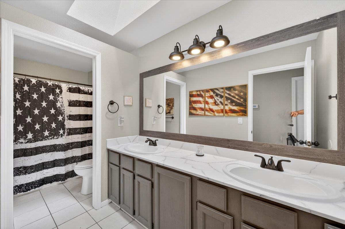1181 N Matthew Ave, Farmersville, CA 93223