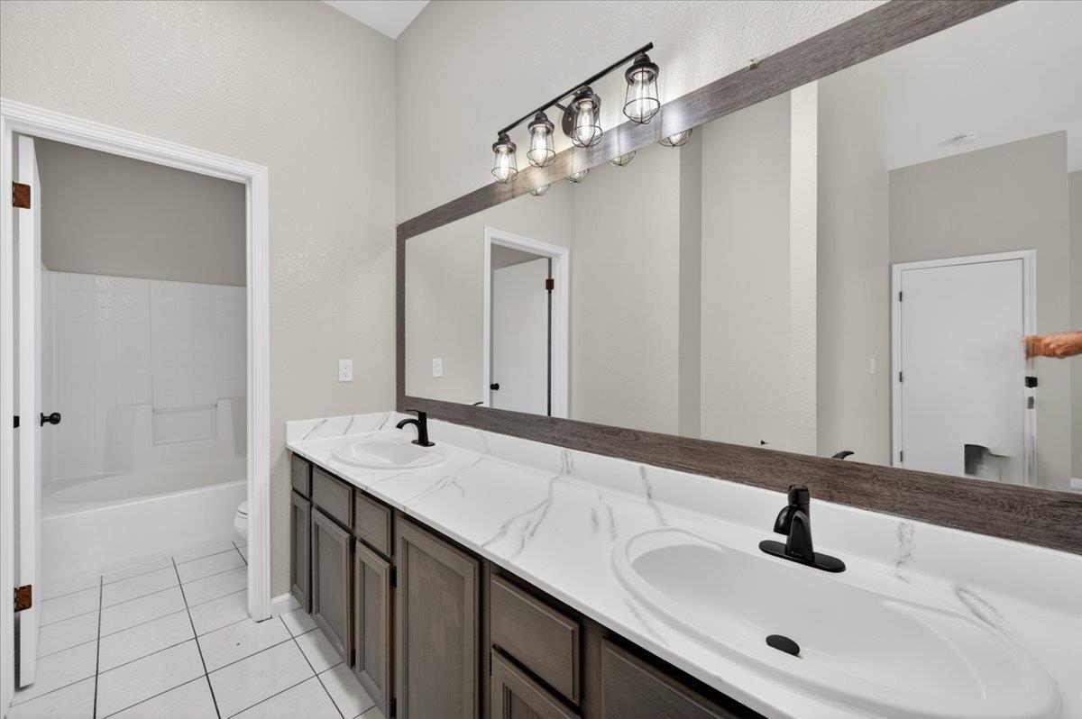1181 N Matthew Ave, Farmersville, CA 93223