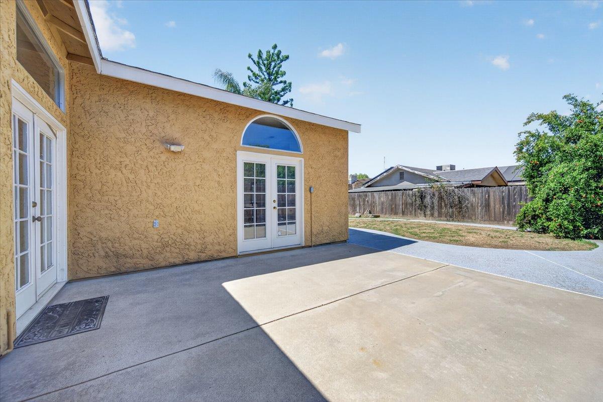 1181 N Matthew Ave, Farmersville, CA 93223