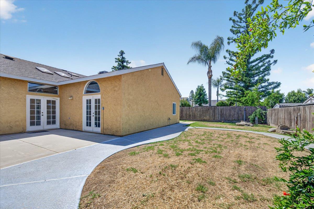 1181 N Matthew Ave, Farmersville, CA 93223