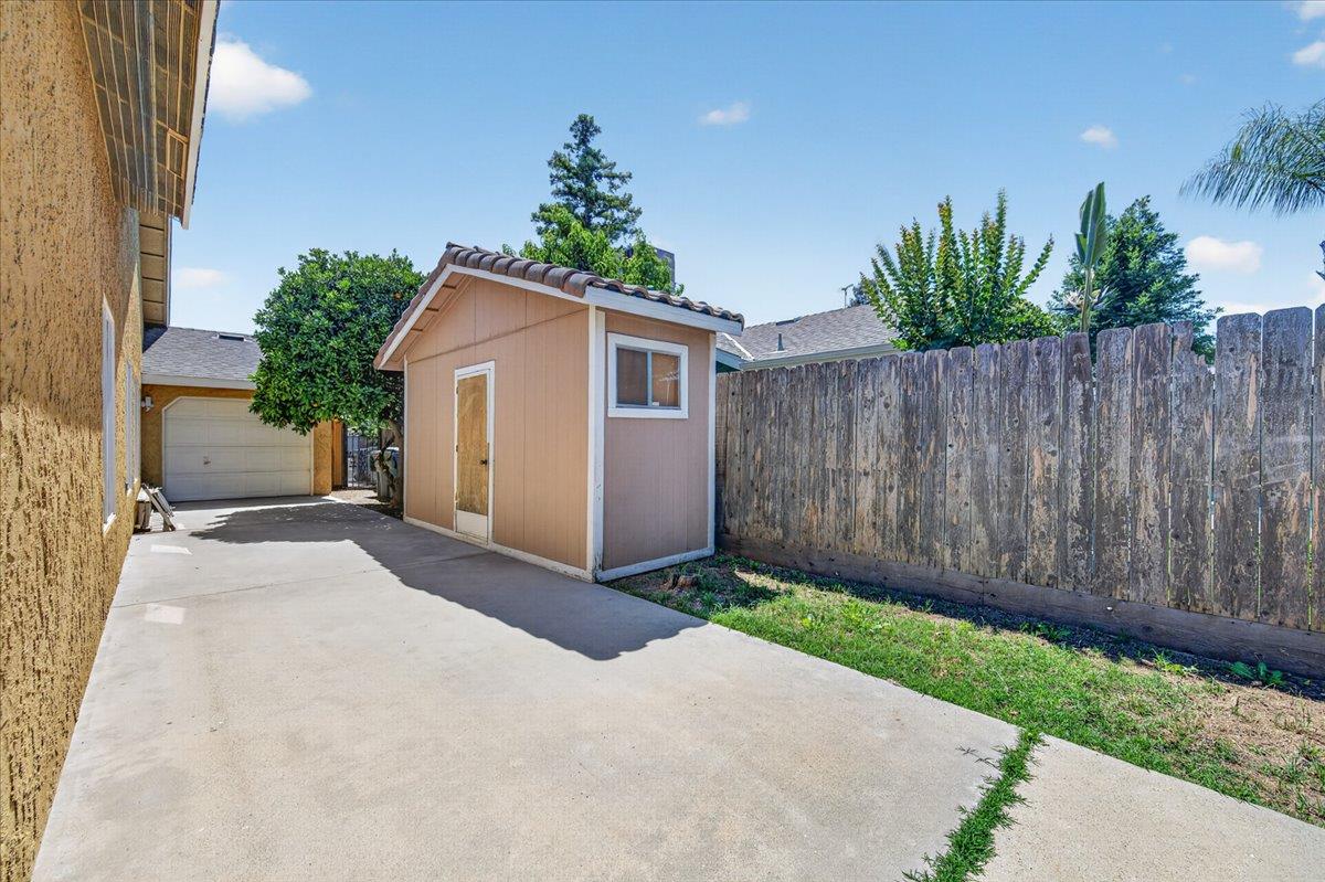 1181 N Matthew Ave, Farmersville, CA 93223