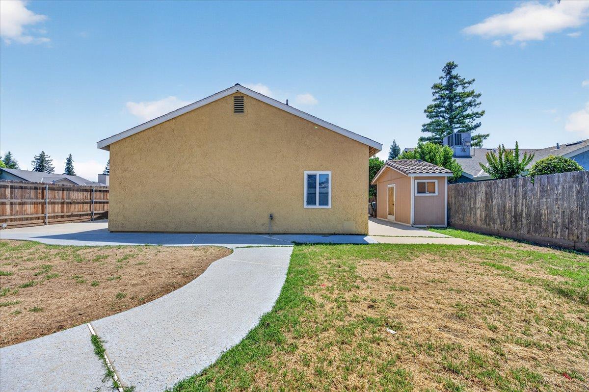 1181 N Matthew Ave, Farmersville, CA 93223