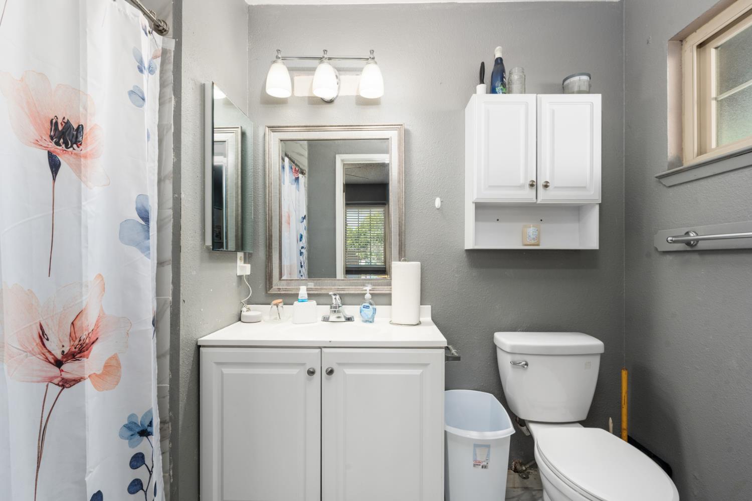 1014 W Michigan Ave, Fresno, CA 93705