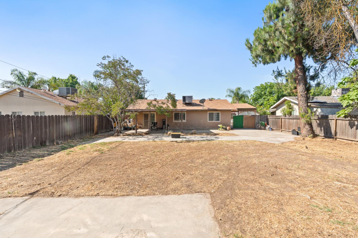 1014 W Michigan Ave, Fresno, CA 93705