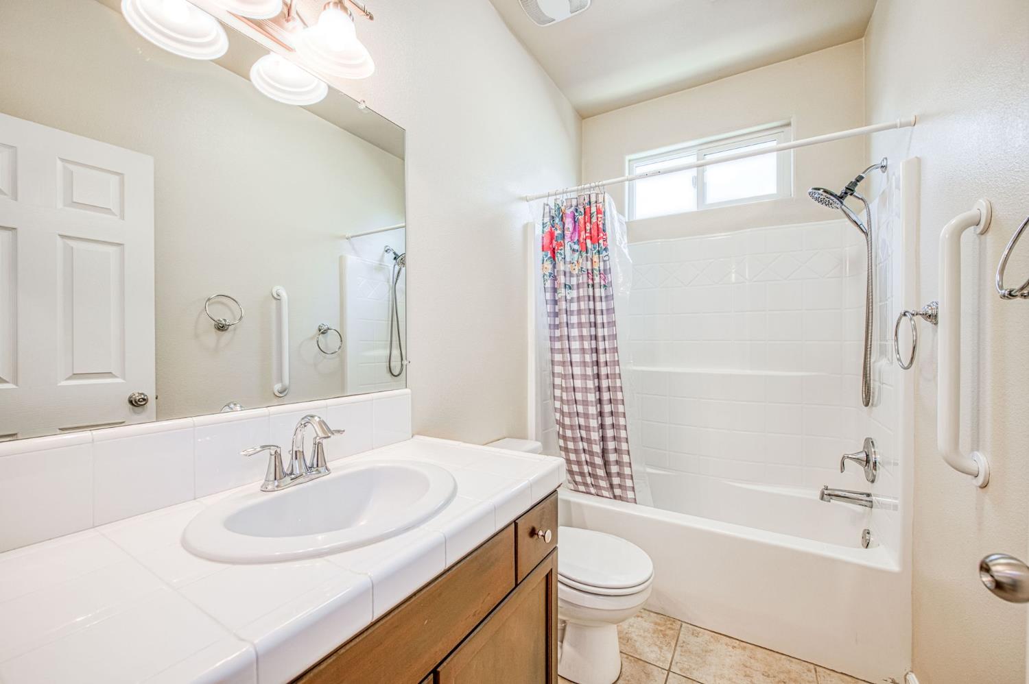 4122 Heritage Ave, Clovis, CA 93619