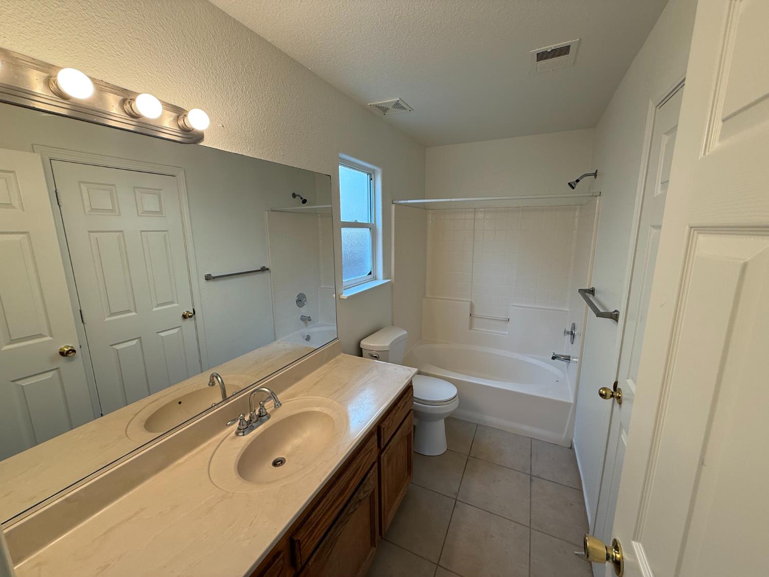 5467 E Byrd Ave, Fresno, CA 93727