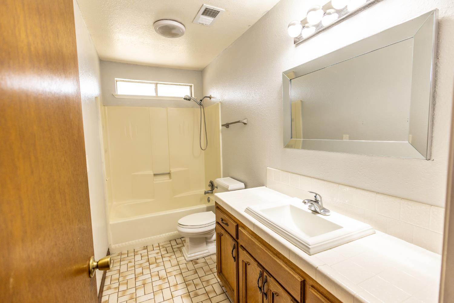 1724 Letts Ave, Corcoran, CA 93212