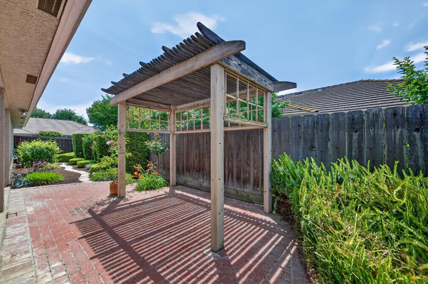 7025 N Pleasant #110, Fresno, CA 93711