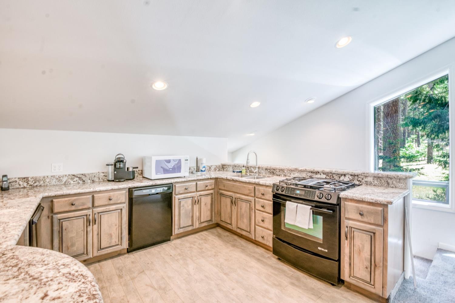 39145 Checkerbloom Ln, Shaver Lake, CA 93664