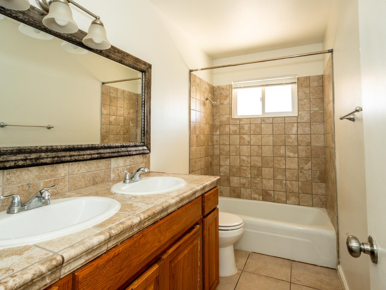 4527 N Chestnut Ave, Fresno, CA 93726