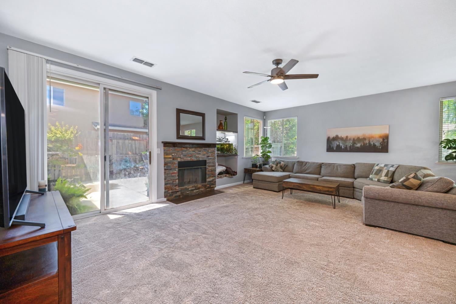 6 Carver Ct, Sacramento, CA 95835