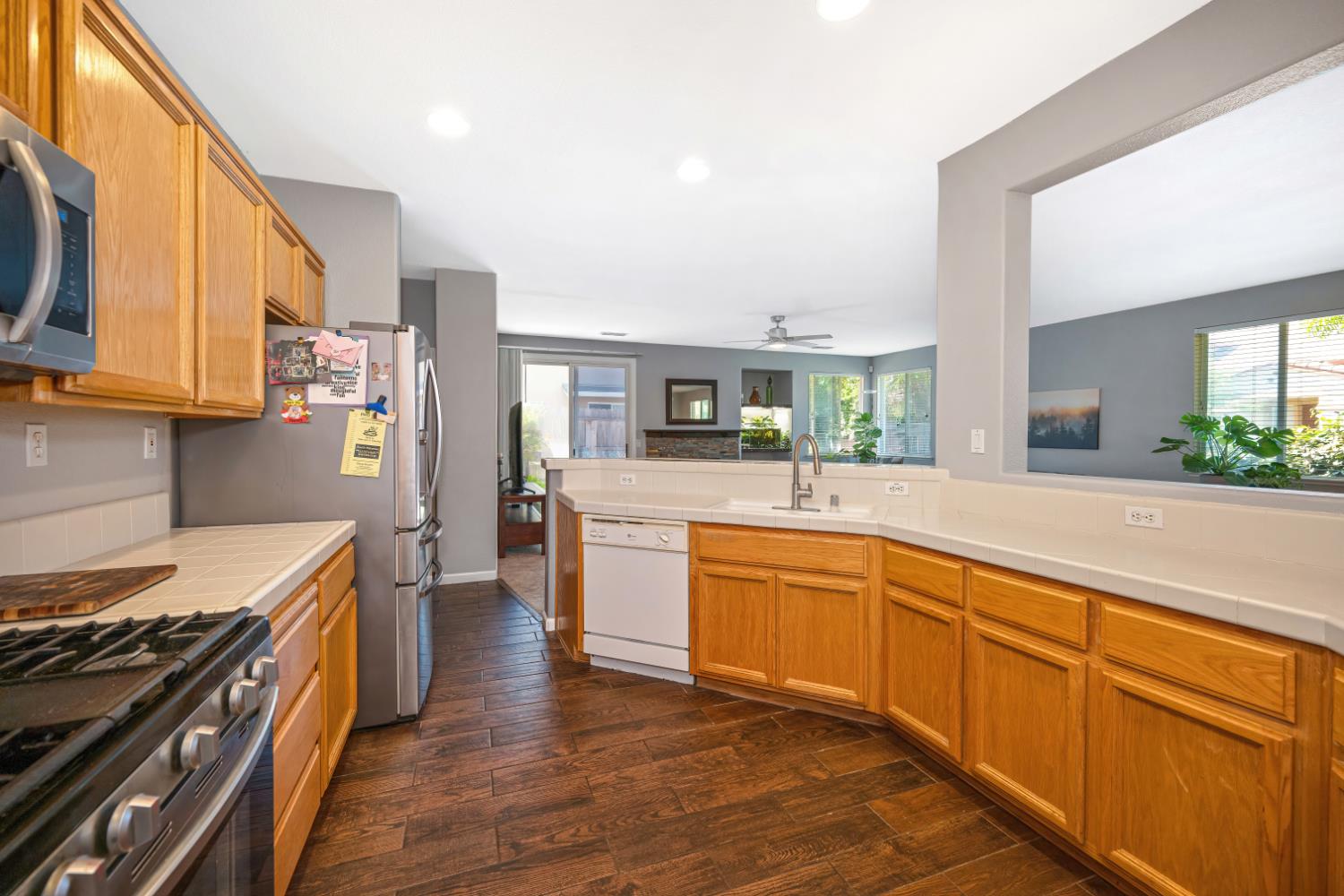 6 Carver Ct, Sacramento, CA 95835