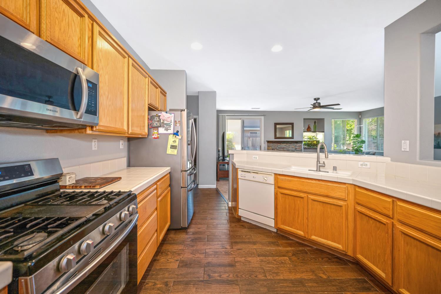 6 Carver Ct, Sacramento, CA 95835