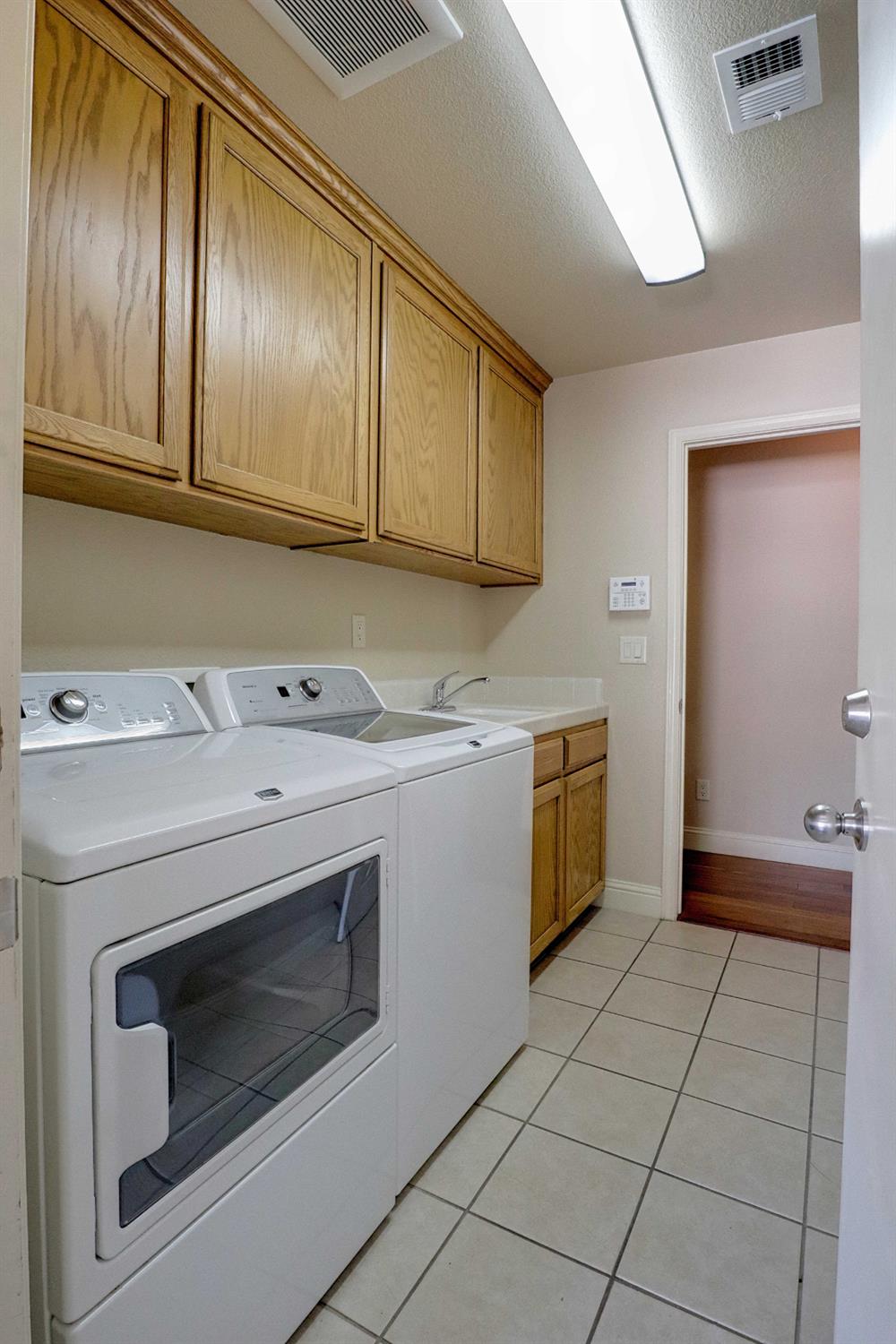 2591 E Powers Ave, Fresno, CA 93720