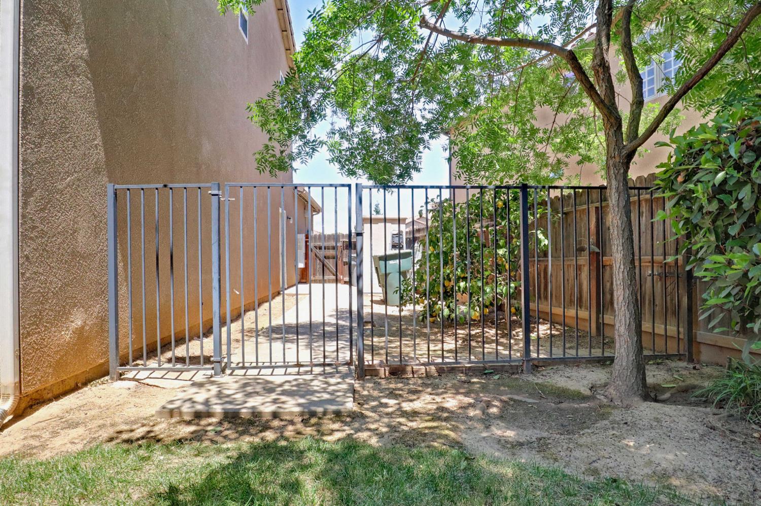 2591 E Powers Ave, Fresno, CA 93720