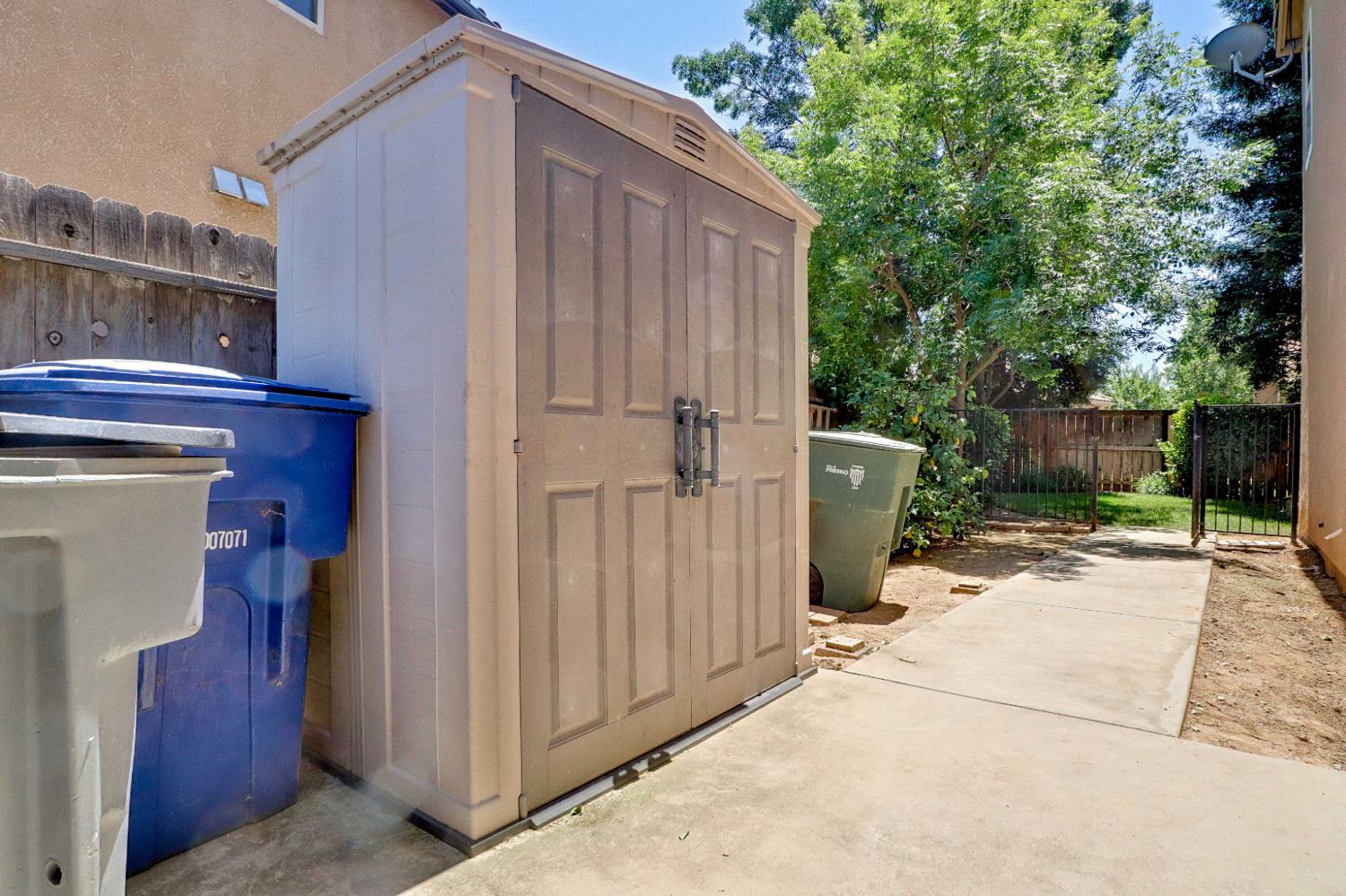 2591 E Powers Ave, Fresno, CA 93720