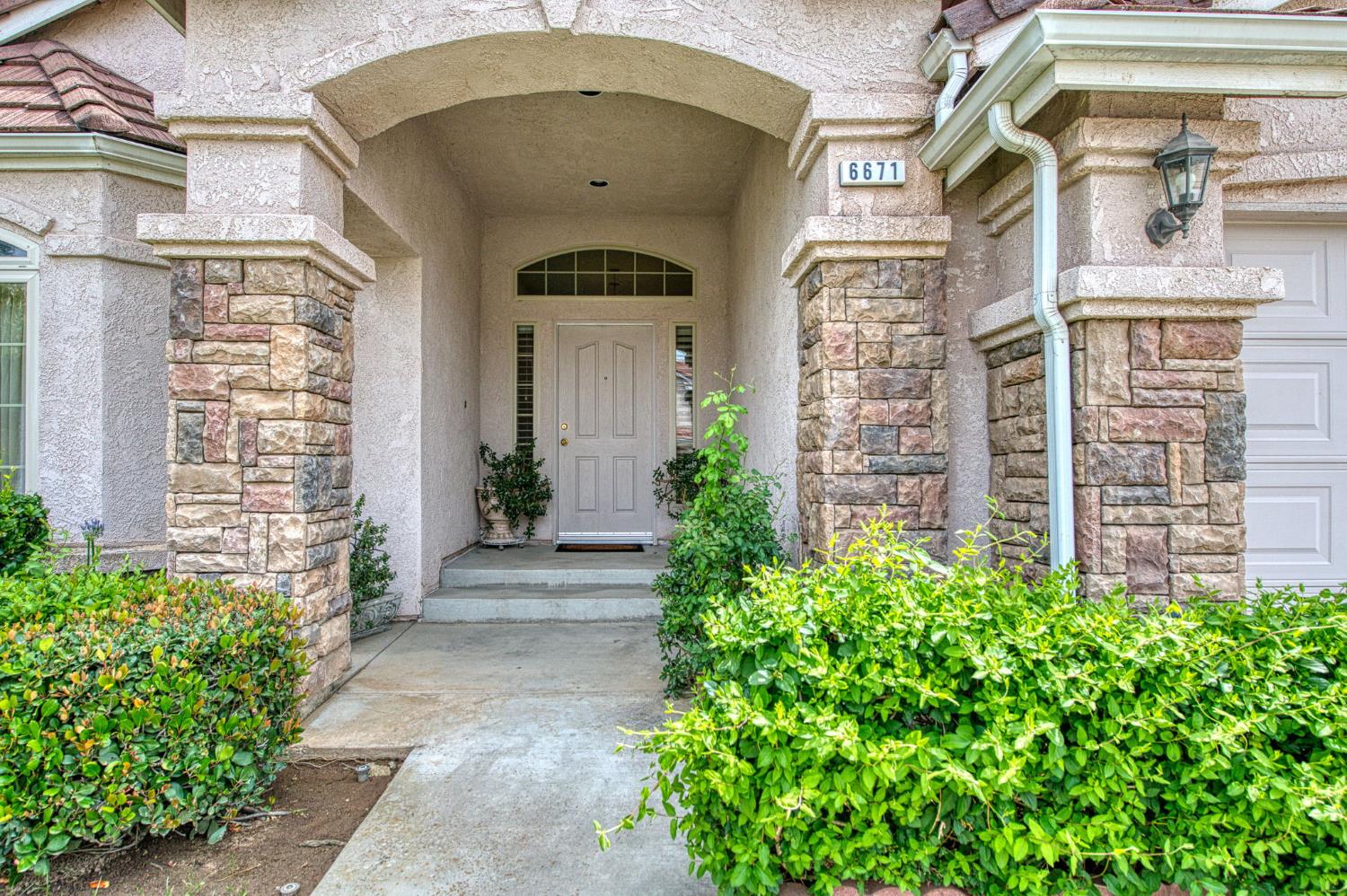6671 E Simpson Ave, Fresno, CA 93727