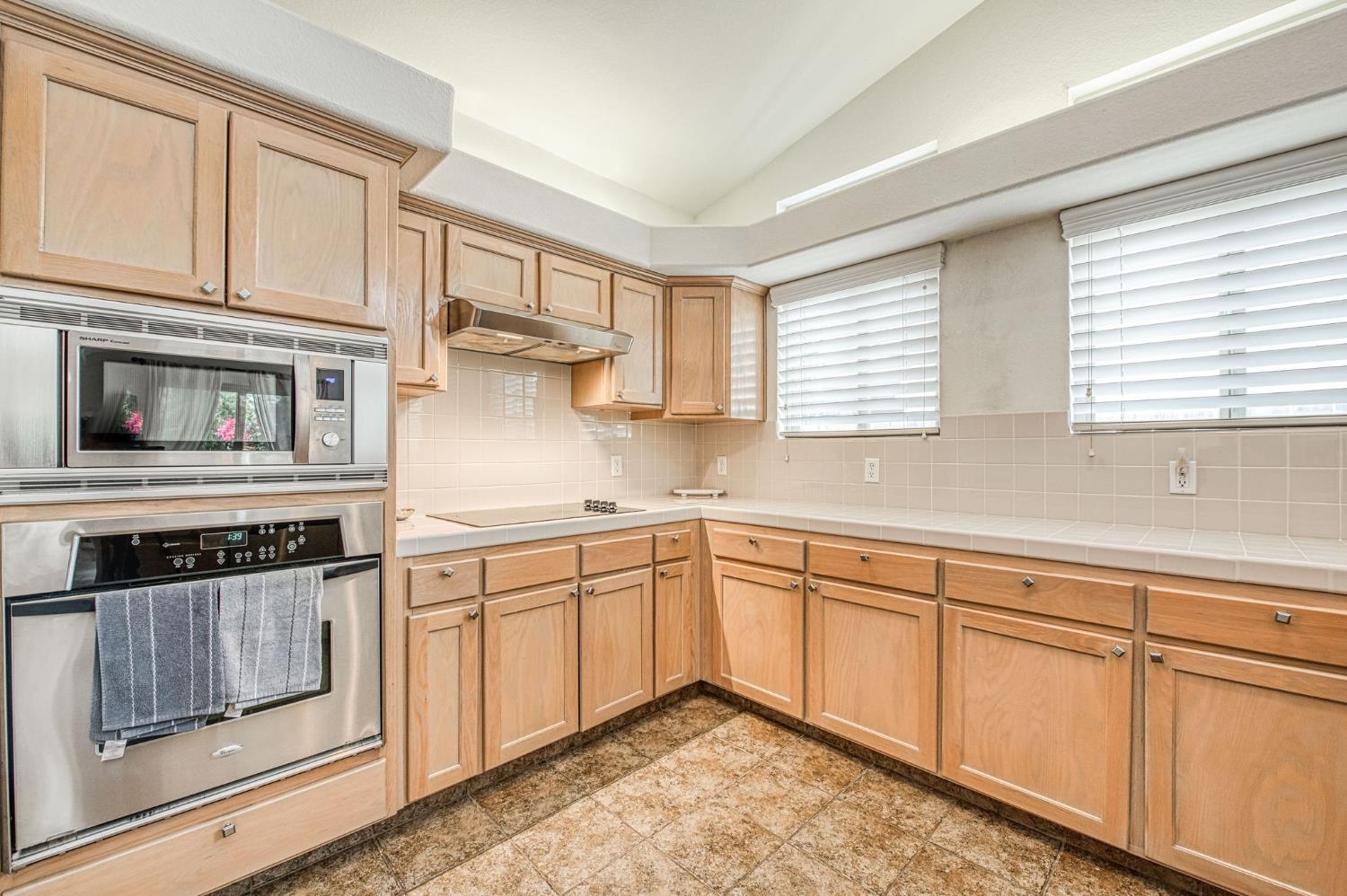 6671 E Simpson Ave, Fresno, CA 93727