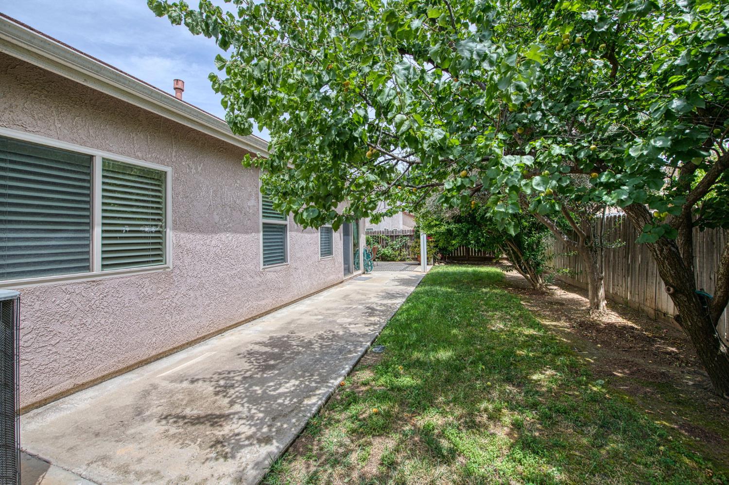 6671 E Simpson Ave, Fresno, CA 93727