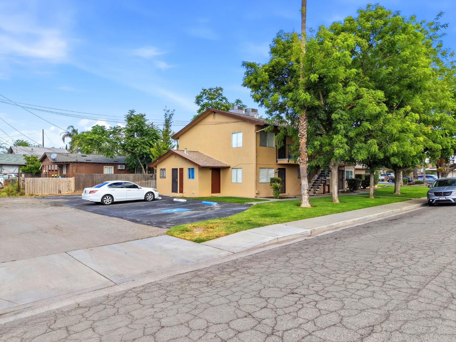 551 E 11Th St, Hanford, CA 93230