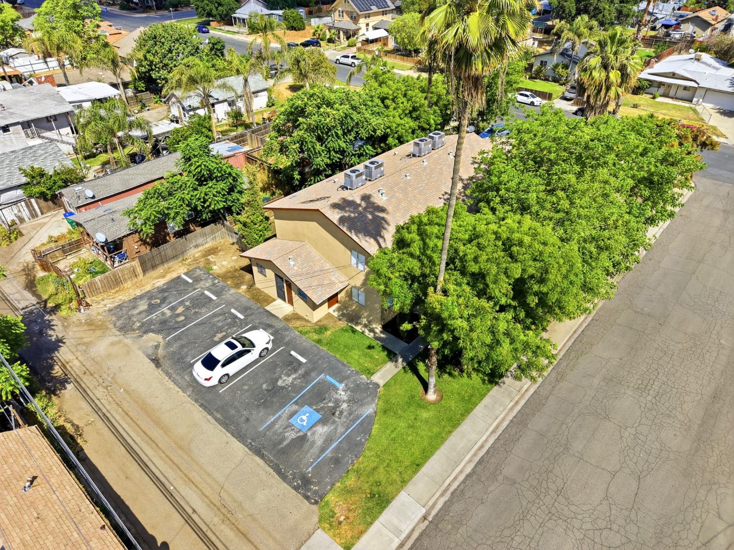 551 E 11Th St, Hanford, CA 93230