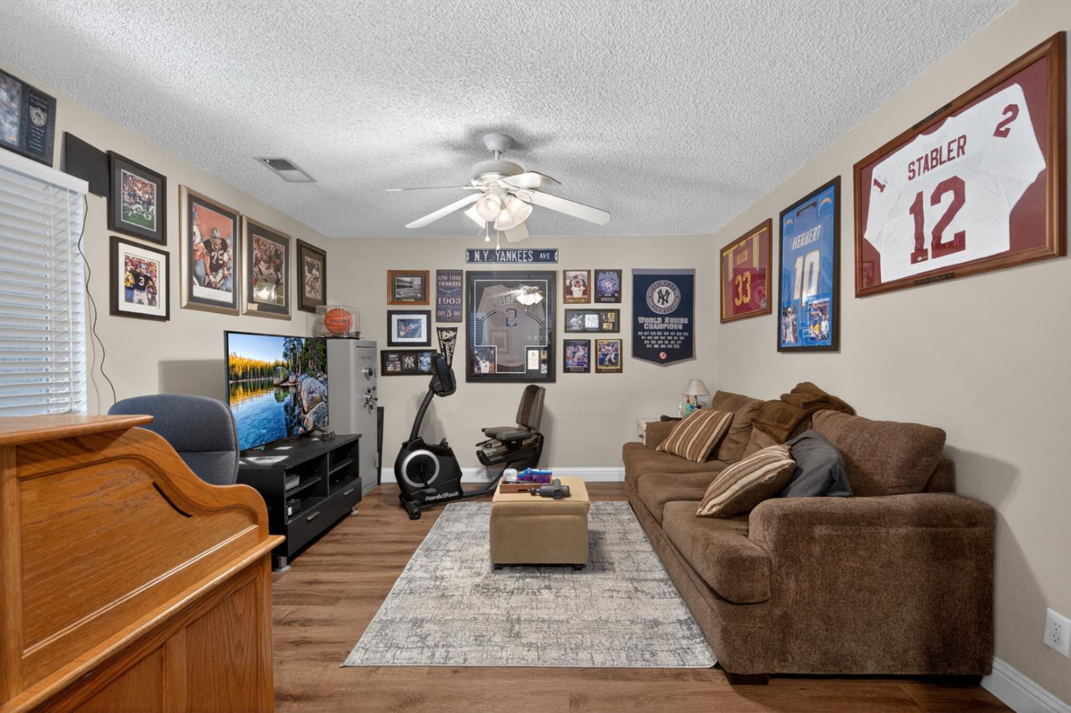 997 Pistachio Ave, Clovis, CA 93611