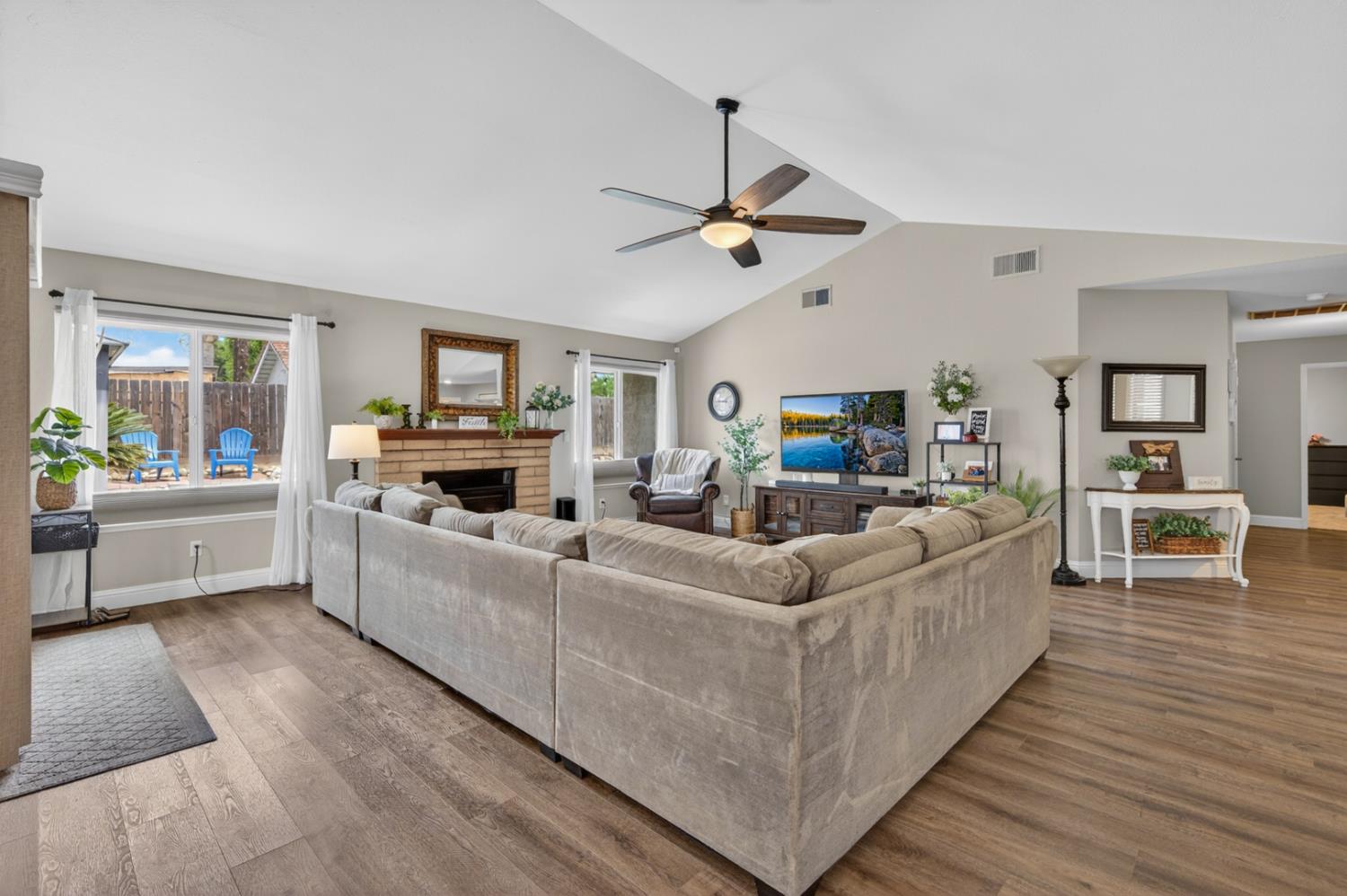 997 Pistachio Ave, Clovis, CA 93611