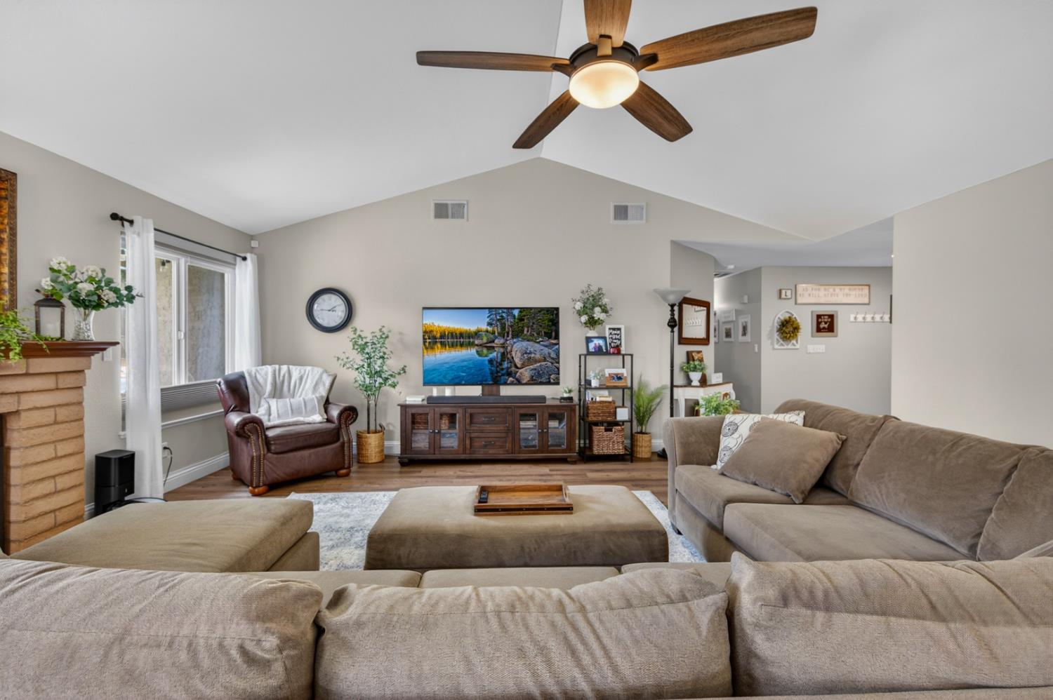 997 Pistachio Ave, Clovis, CA 93611