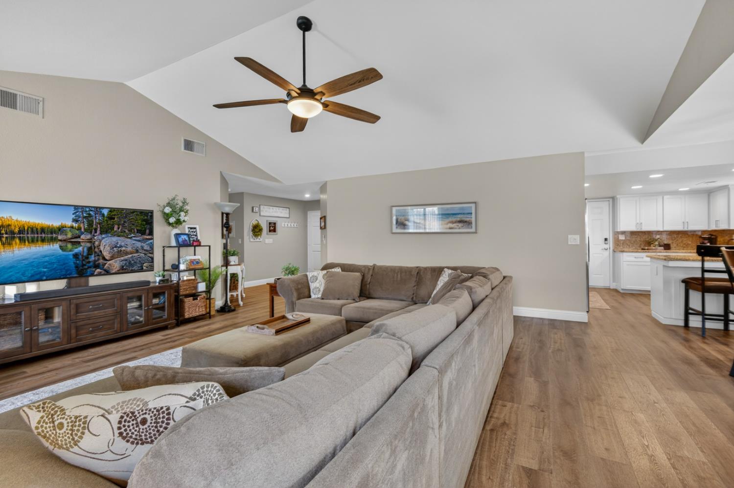 997 Pistachio Ave, Clovis, CA 93611