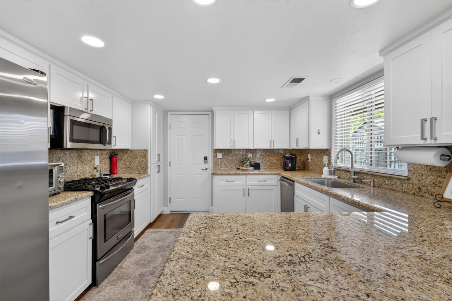 997 Pistachio Ave, Clovis, CA 93611
