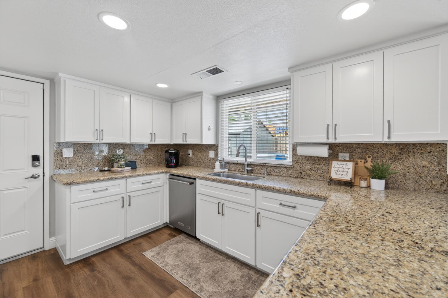 997 Pistachio Ave, Clovis, CA 93611