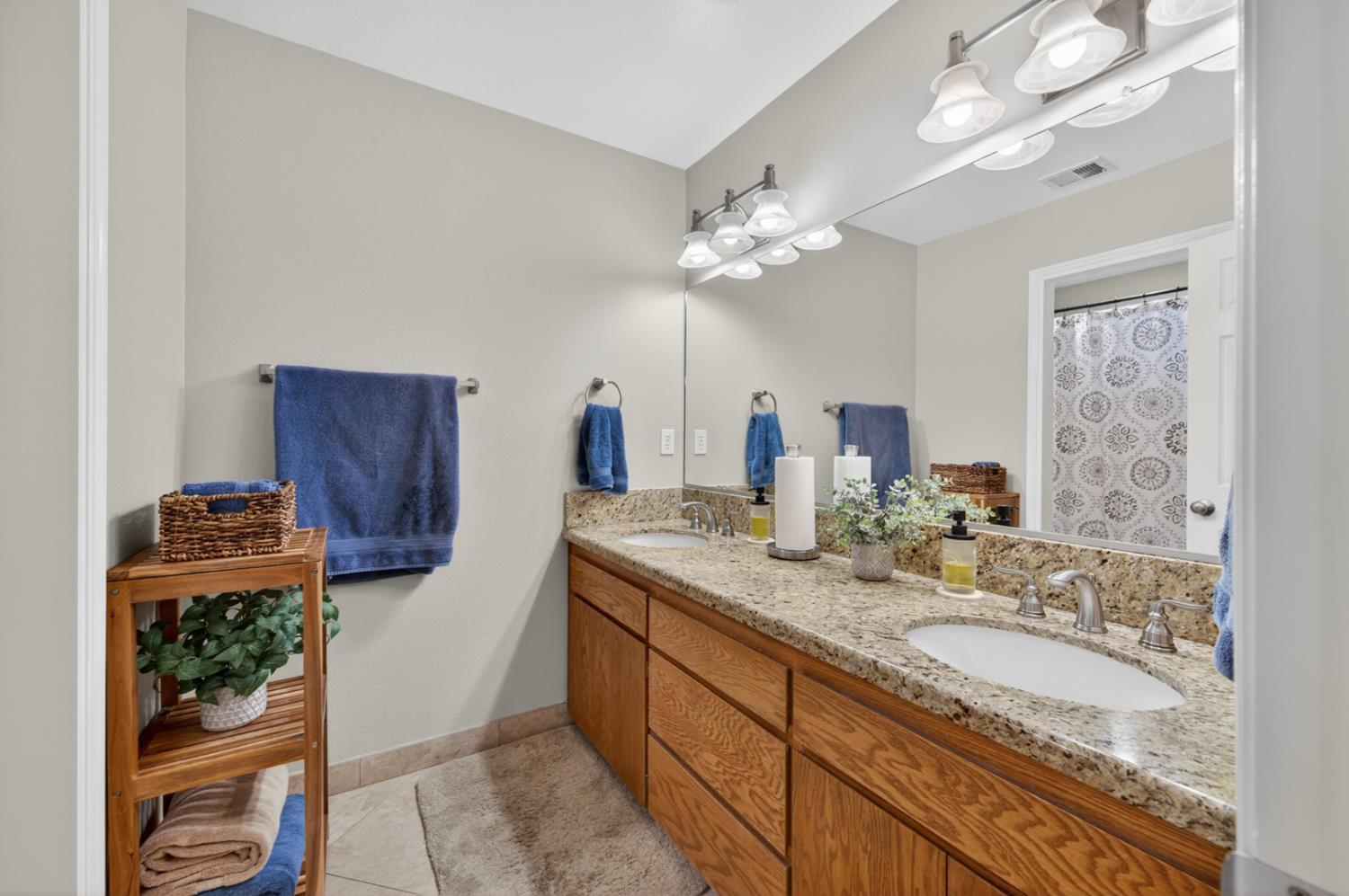 997 Pistachio Ave, Clovis, CA 93611