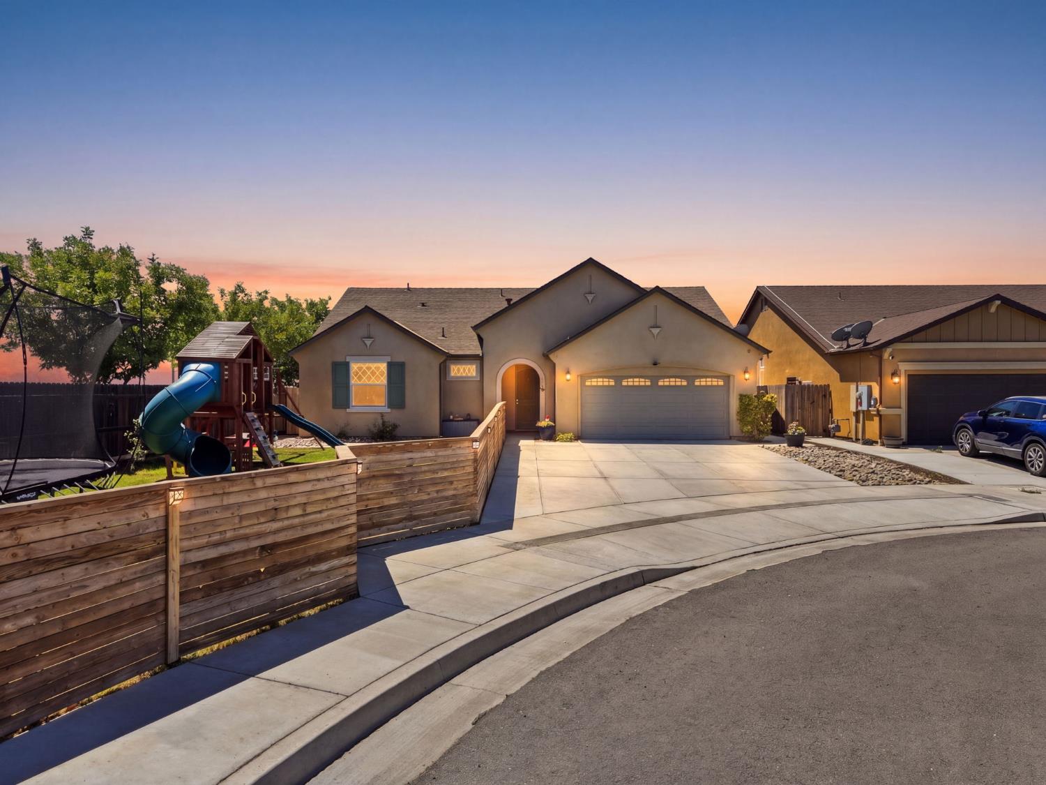 1383 E Donnybrook Pl, Hanford, CA 93230