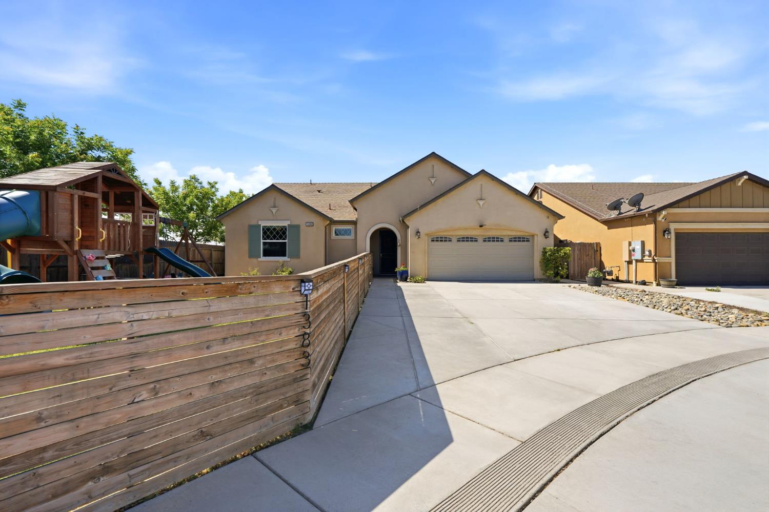 1383 E Donnybrook Pl, Hanford, CA 93230