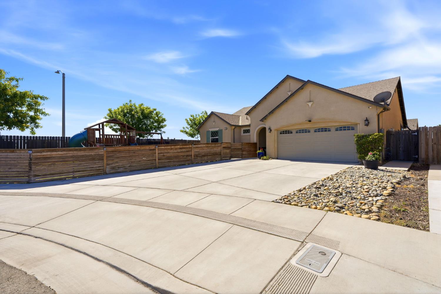 1383 E Donnybrook Pl, Hanford, CA 93230