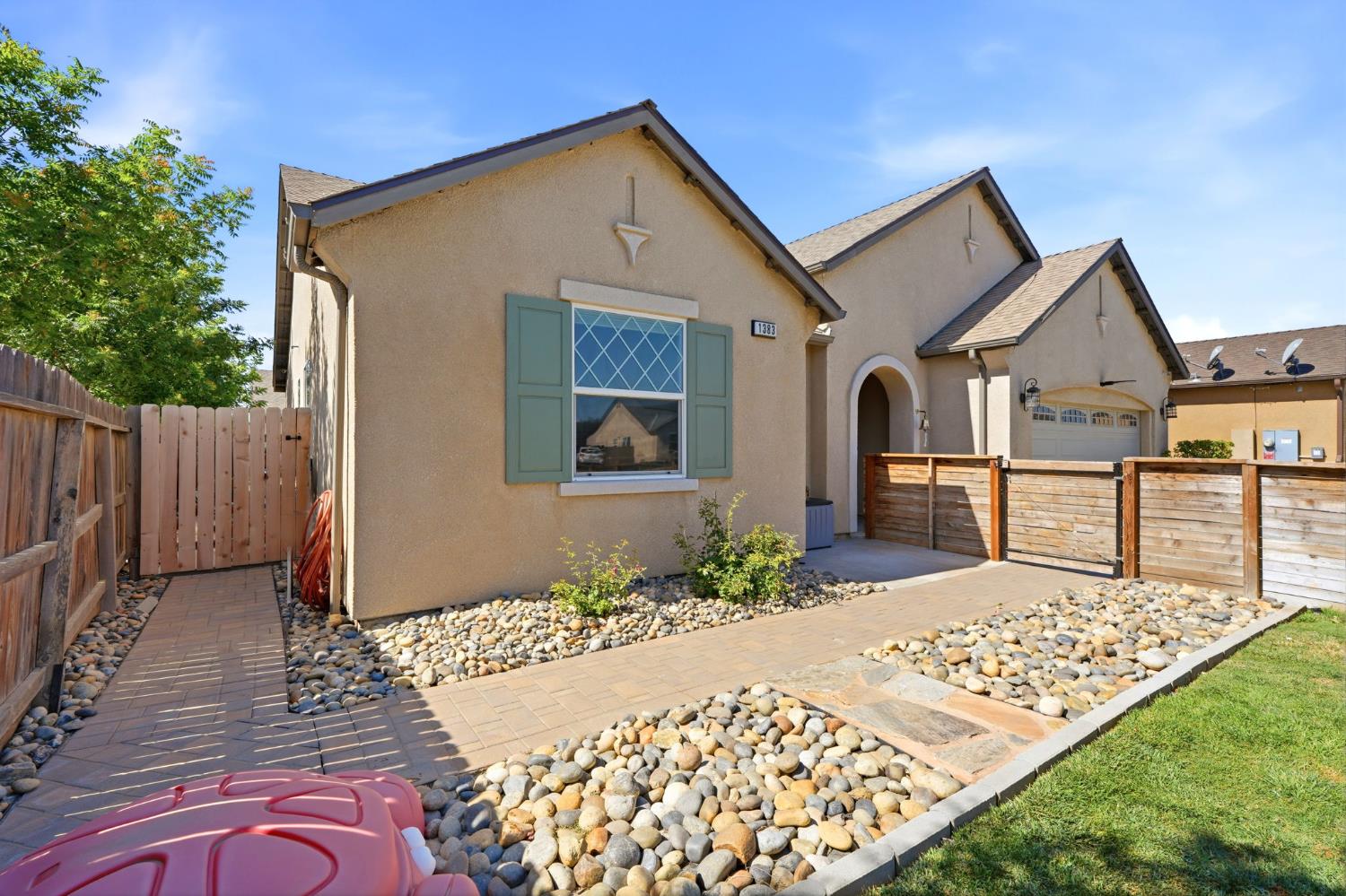 1383 E Donnybrook Pl, Hanford, CA 93230