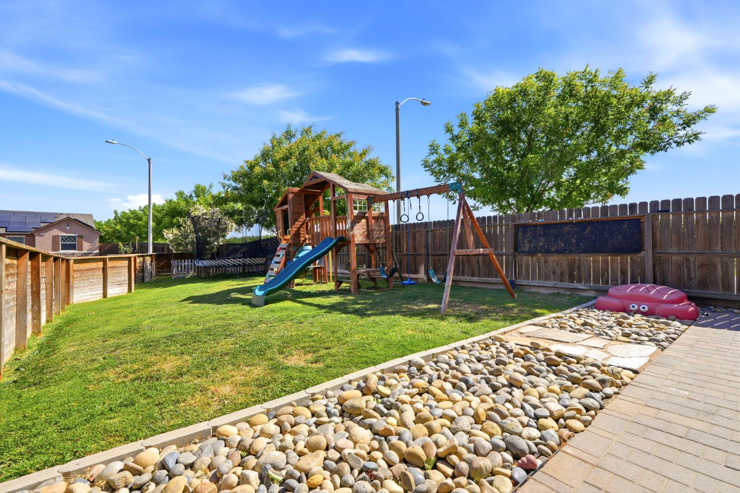 1383 E Donnybrook Pl, Hanford, CA 93230