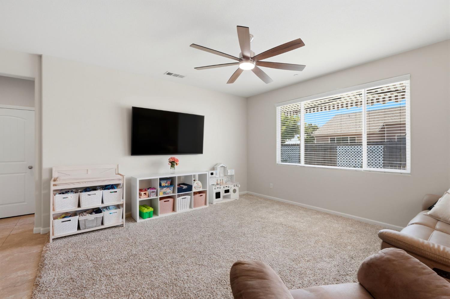 1383 E Donnybrook Pl, Hanford, CA 93230