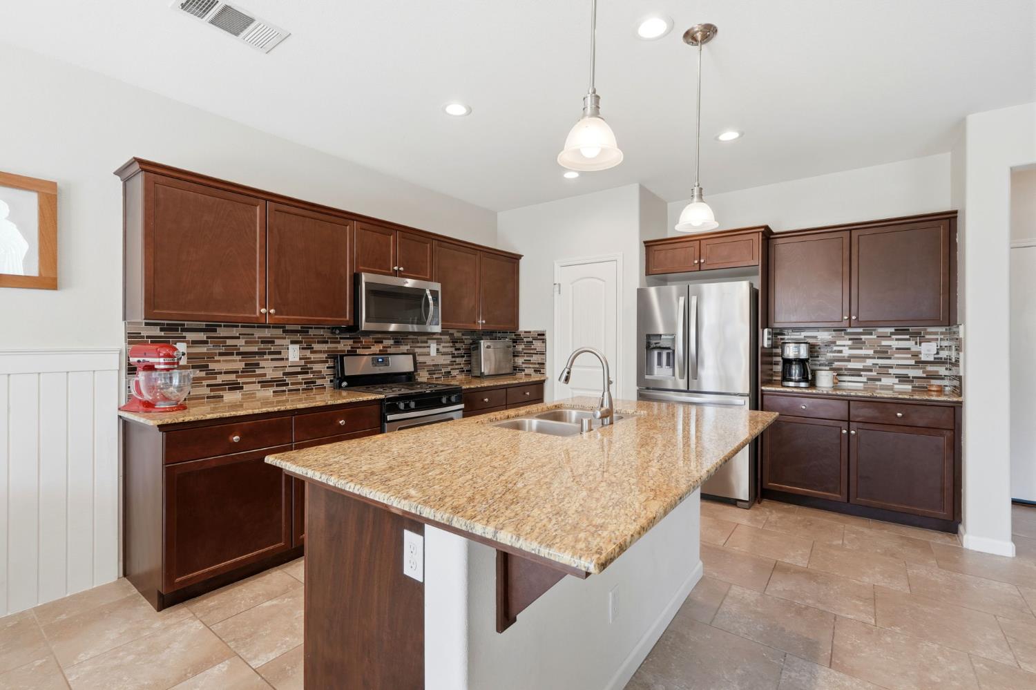 1383 E Donnybrook Pl, Hanford, CA 93230