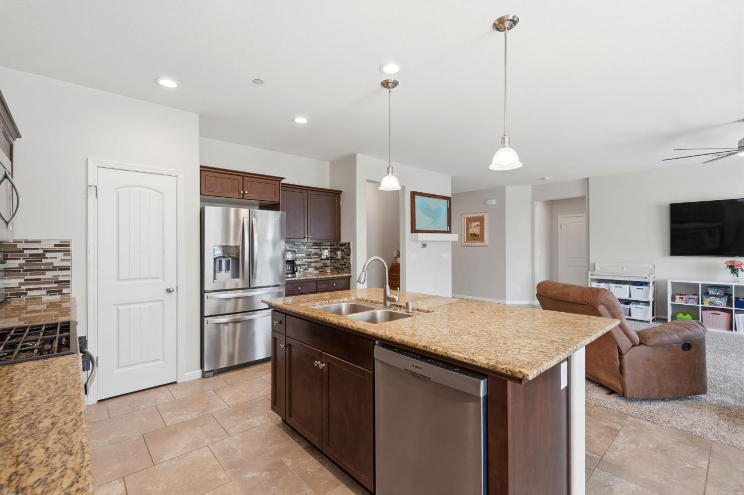 1383 E Donnybrook Pl, Hanford, CA 93230