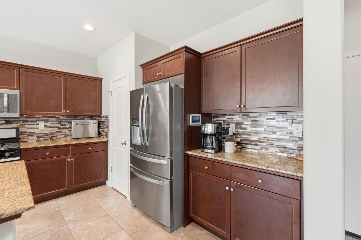 1383 E Donnybrook Pl, Hanford, CA 93230