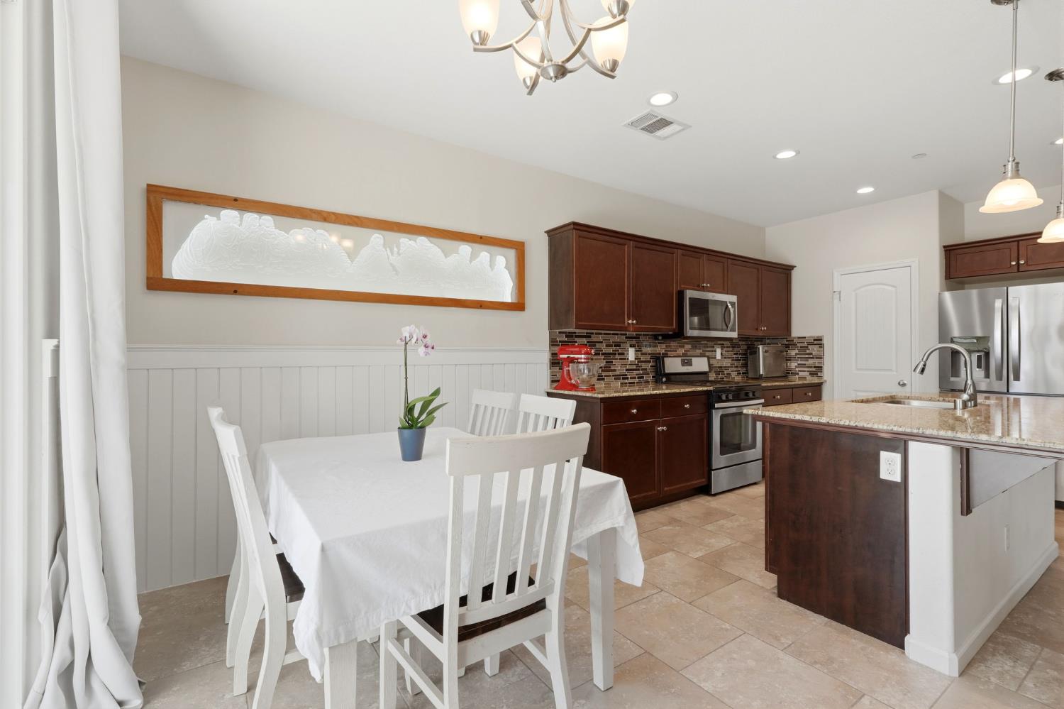 1383 E Donnybrook Pl, Hanford, CA 93230