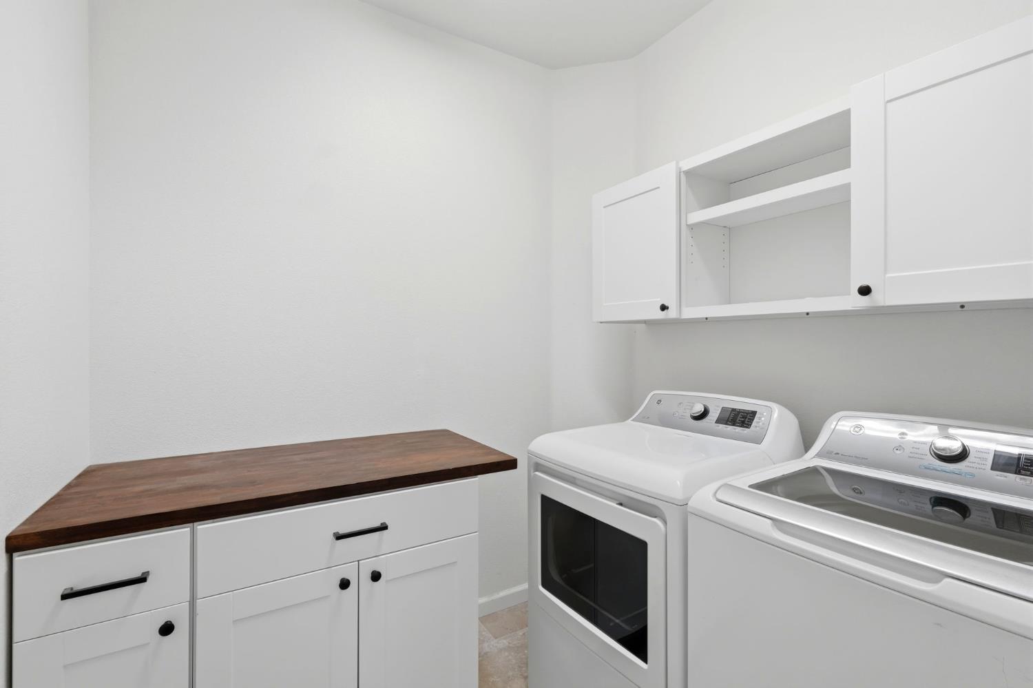 1383 E Donnybrook Pl, Hanford, CA 93230