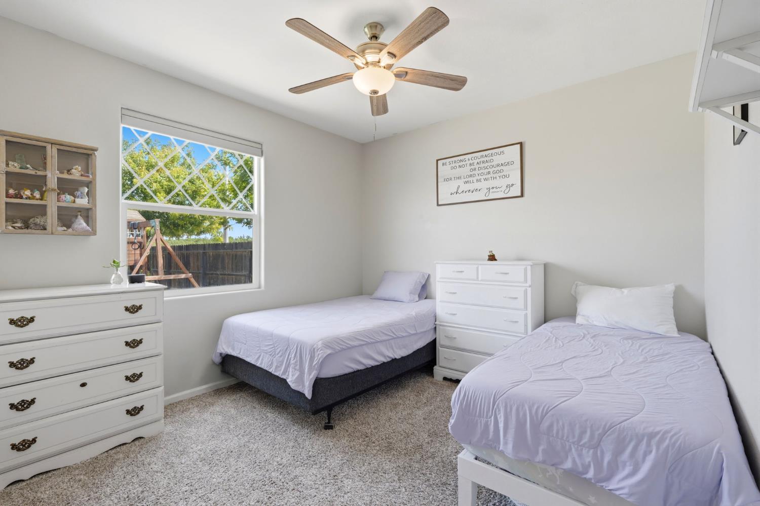 1383 E Donnybrook Pl, Hanford, CA 93230